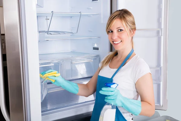 Mujer limpieza frigorífico — Foto de Stock