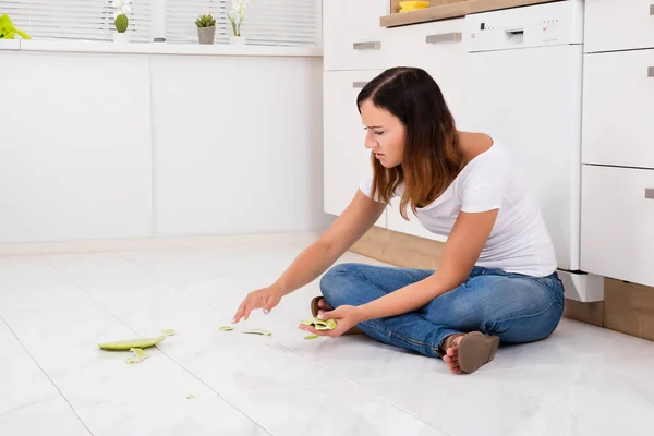 Woman Looking At Broken Plate — Stock Photo, Image