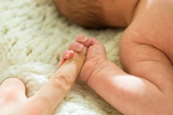 Bebê segurando dedo pai — Fotografia de Stock