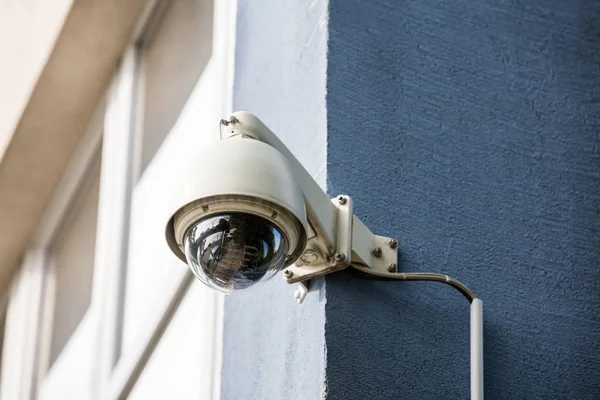 Biztonsági kamera a falon — Stock Fotó