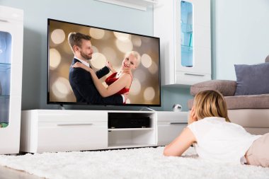 Kadın film izliyor.