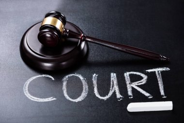 Mahkeme yazı tahtası üzerinde tokmak ile