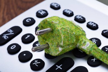 Hesap makinesi üzerinde elektrik kablo 