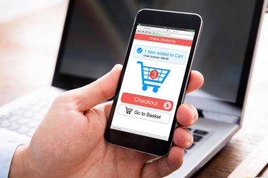 Kişi telefonla alışveriş