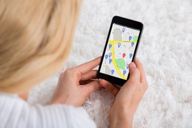 GPS harita üzerinde Mobilephone kullanan kadın