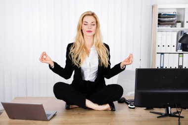 Office Yoga yapıyor kadın