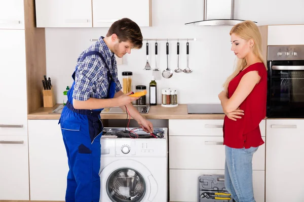 Werknemer herstellen wasmachine — Stockfoto