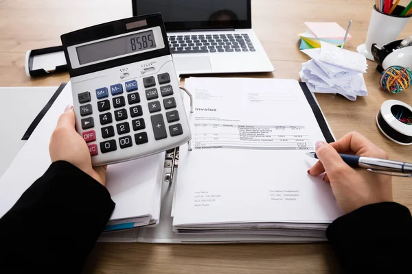 Businesswoman Calculating Invoice — Stock Photo, Image