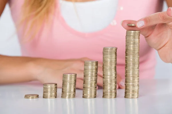 Mujer insertando moneda — Foto de Stock