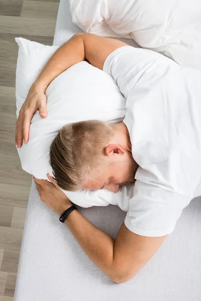 Uomo che dorme sul letto — Foto Stock