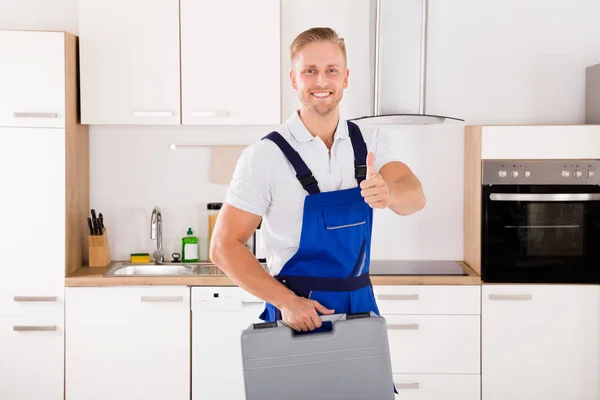 Travailleur masculin avec boîte à outils — Photo