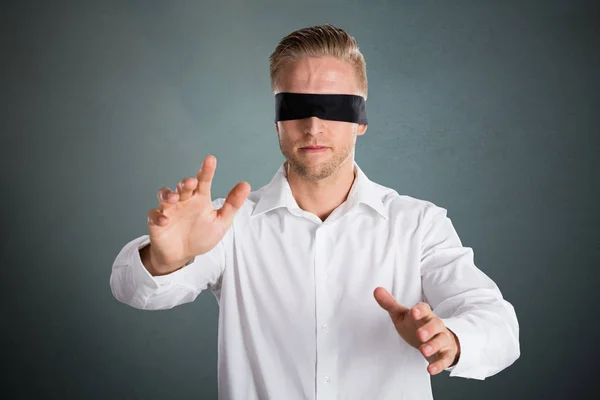 Joven hombre de negocios con los ojos vendados — Foto de Stock