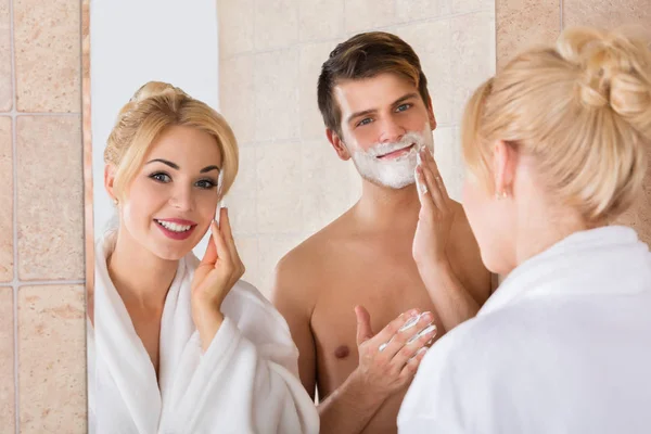 Uomo rasatura e moglie pulizia faccia — Foto Stock