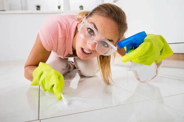 Vrouw schoonmaken vloer — Stockfoto