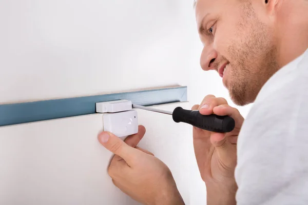 Hombre Instalación de sistema de seguridad — Foto de Stock