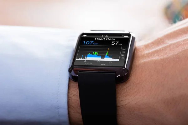 Persoon dragen Smart Watch — Stockfoto