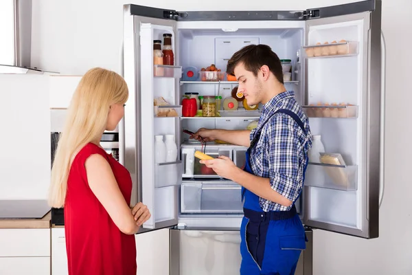 Técnico Comprobación de refrigerador —  Fotos de Stock