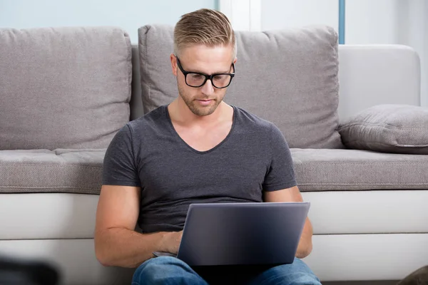 Man Using Laptop — Stock Photo, Image