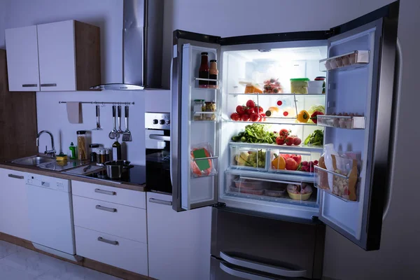 Öppnade kylskåpet vid kök — Stockfoto