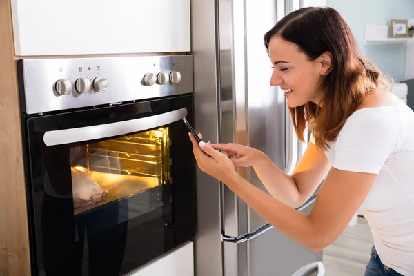 Frau benutzte Handy — Stockfoto