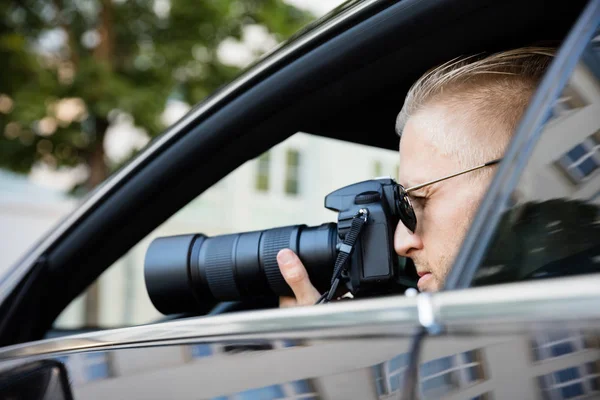 Homem fotografando com câmera — Fotografia de Stock