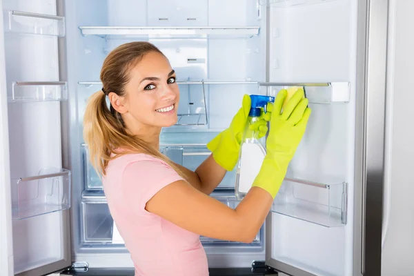 Frau putzt Kühlschrank — Stockfoto