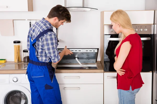 Reparateur onderzocht houtkachel — Stockfoto