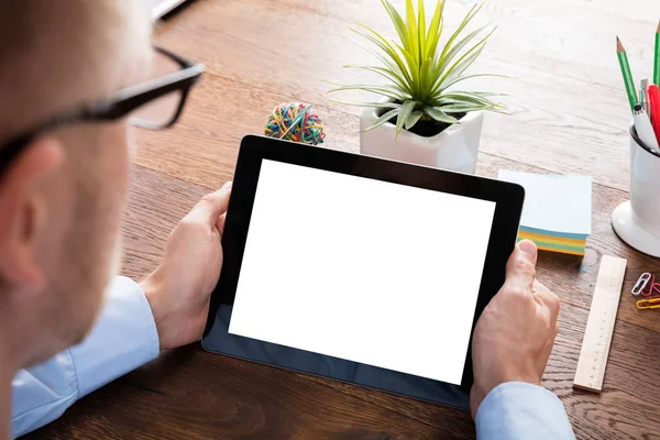 Persona che utilizza il tablet digitale — Foto Stock