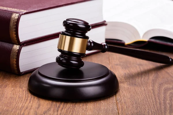 Gavel With Books On Desk — Stock Photo, Image