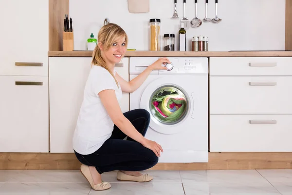 Frau putzt Kleidung — Stockfoto