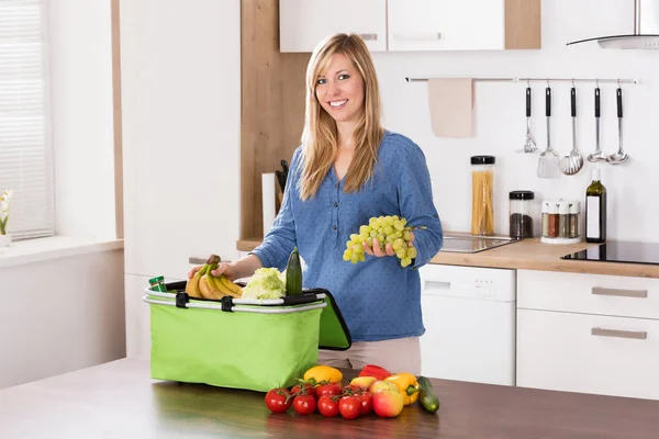 Woman Removing Grapes — Stock Photo, Image