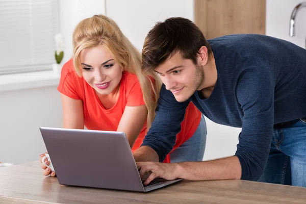 Casal usando laptop — Fotografia de Stock