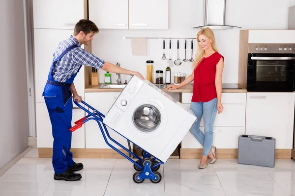 Pekerja membawa mesin cuci — Stok Foto