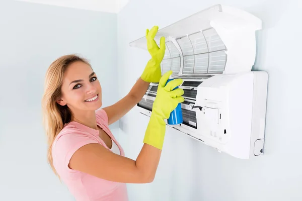Žena čištění klimatizace — Stock fotografie
