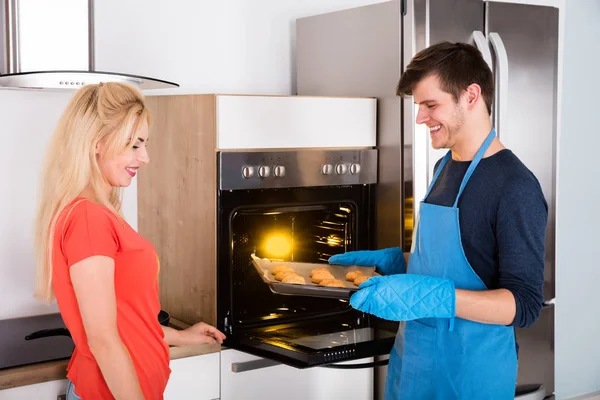 Paar voorbereiding cookies — Stockfoto