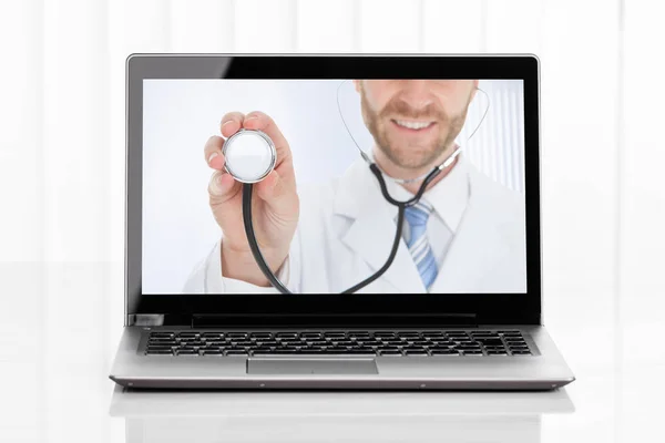 Vidéoconférence avec le médecin sur ordinateur portable — Photo