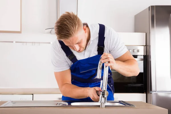 Klempner repariert Wasserhahn — Stockfoto