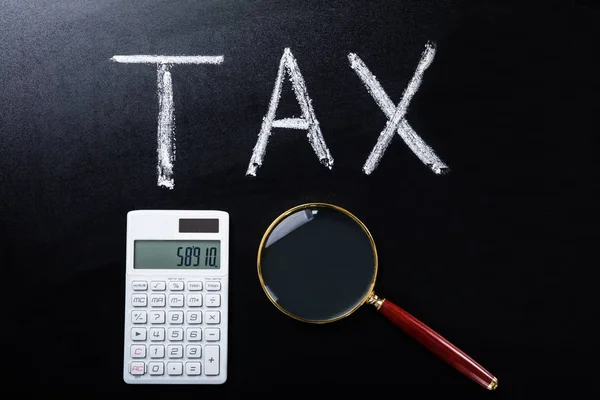 Conceito de imposto no quadro negro — Fotografia de Stock