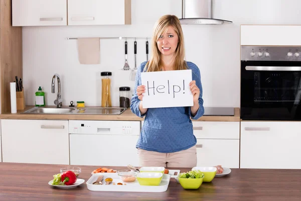 Frau zeigt Hilfetext — Stockfoto