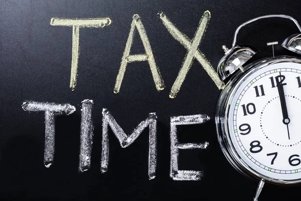 Relógio perto do conceito de tempo de imposto — Fotografia de Stock