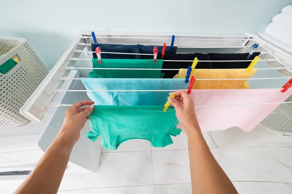 Persona colgando ropa mojada —  Fotos de Stock