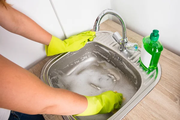 Woman Cleaning Sink — Stock Photo, Image