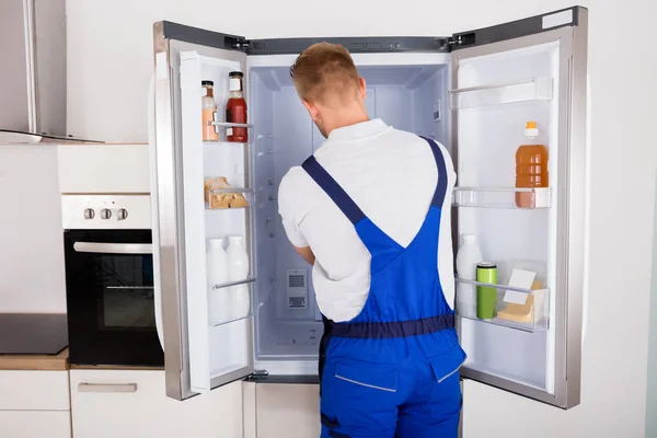 Ремонтник фіксації холодильник — стокове фото