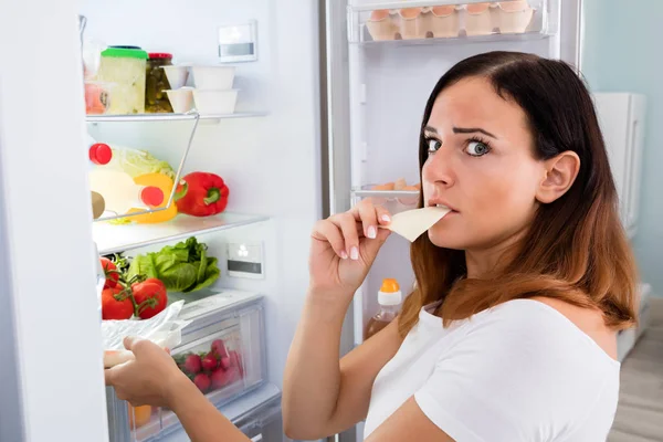 Vrouw eten kaas — Stockfoto