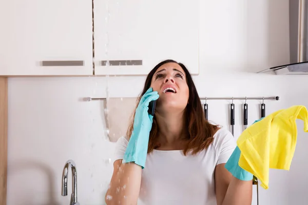 Mulher chamando para encanador — Fotografia de Stock