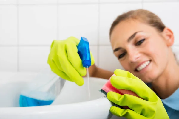 Woman Cleaning Basin — Stock Photo, Image