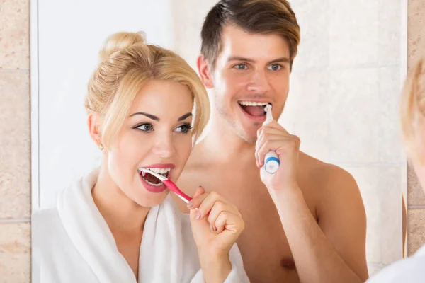 Pareja cepillándose los dientes —  Fotos de Stock