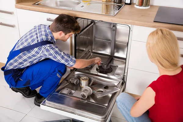 Ремонтник Посудомоечной машины — стоковое фото
