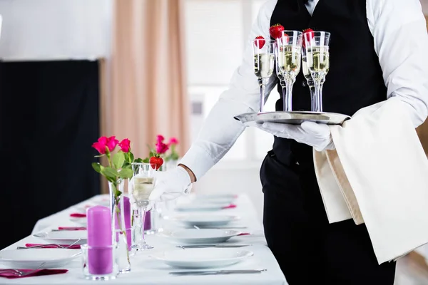 Serveur servant une table de banquet — Photo