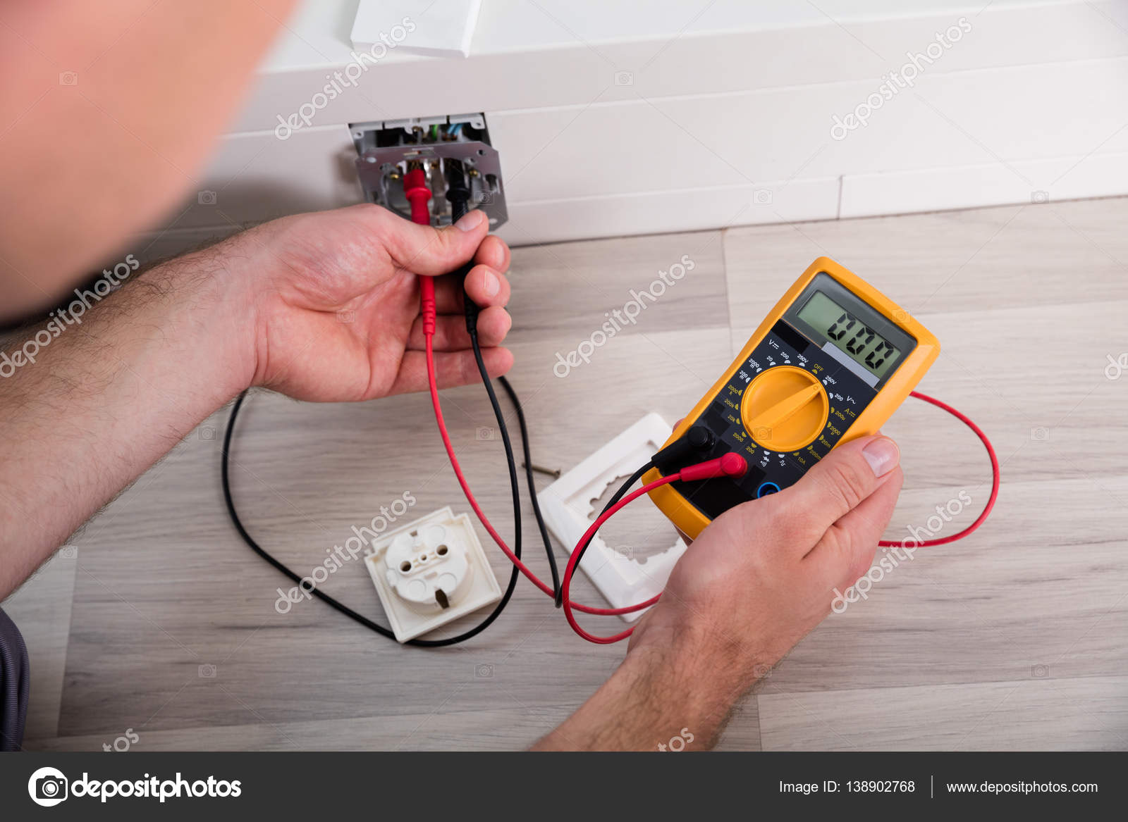 Мультиметр на запястье. Тестер заземления мультиметром. Пробник. Измерение металлосвязи прибором mic-3. Розетка с заземлением.
